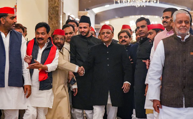 পরিচিত “ সাদরি,কুর্তা-পায়জামা” ছেড়ে শেরওয়ানিতে বিধানসভায় অখিলেশ সহ সপার বিধায়করা