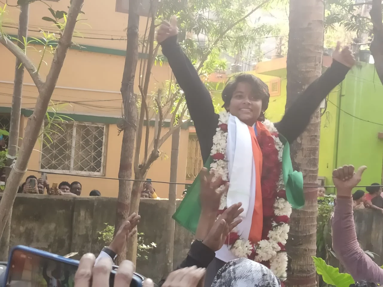 অনূর্ধ্ব ১৯ বিশ্বকাপ জয়ী দলের সদস্য ঋষিতা বসু'কে ঘিরে বাঁধভাঙা উচ্ছ্বাস