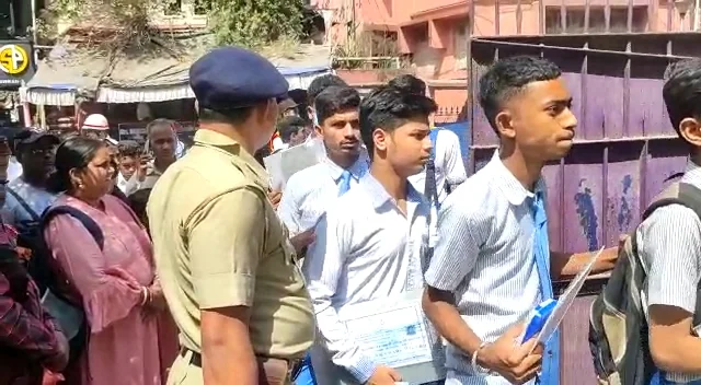 শুরু হল মাধ্যমিক, হাওড়ায় অসুস্থ পরীক্ষার্থী কে সুস্থ করে পরীক্ষাকেন্দ্রে পৌঁছে দিল পুলিশ
