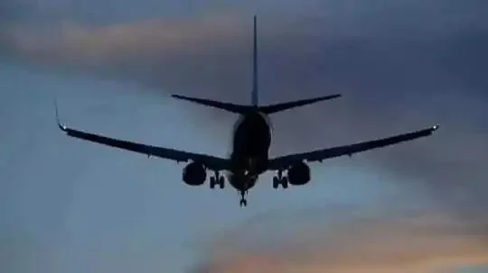 যান্ত্রিক ত্রুটিতে মাঝ আকাশ থেকে জরুরি অবতরণ বিমান