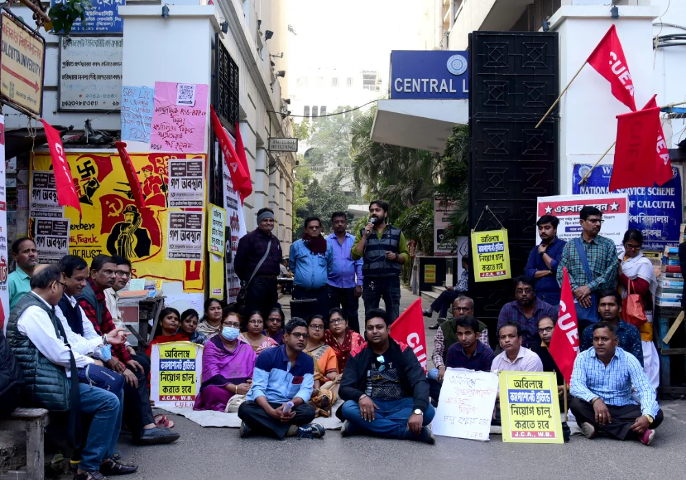 কলকাতা বিশ্ববিদ্যালয়:  পরিবারের মৃত ব্যক্তিকে চাকরি দেওয়ার দাবিতে বিক্ষোভ কর্মসূচী 