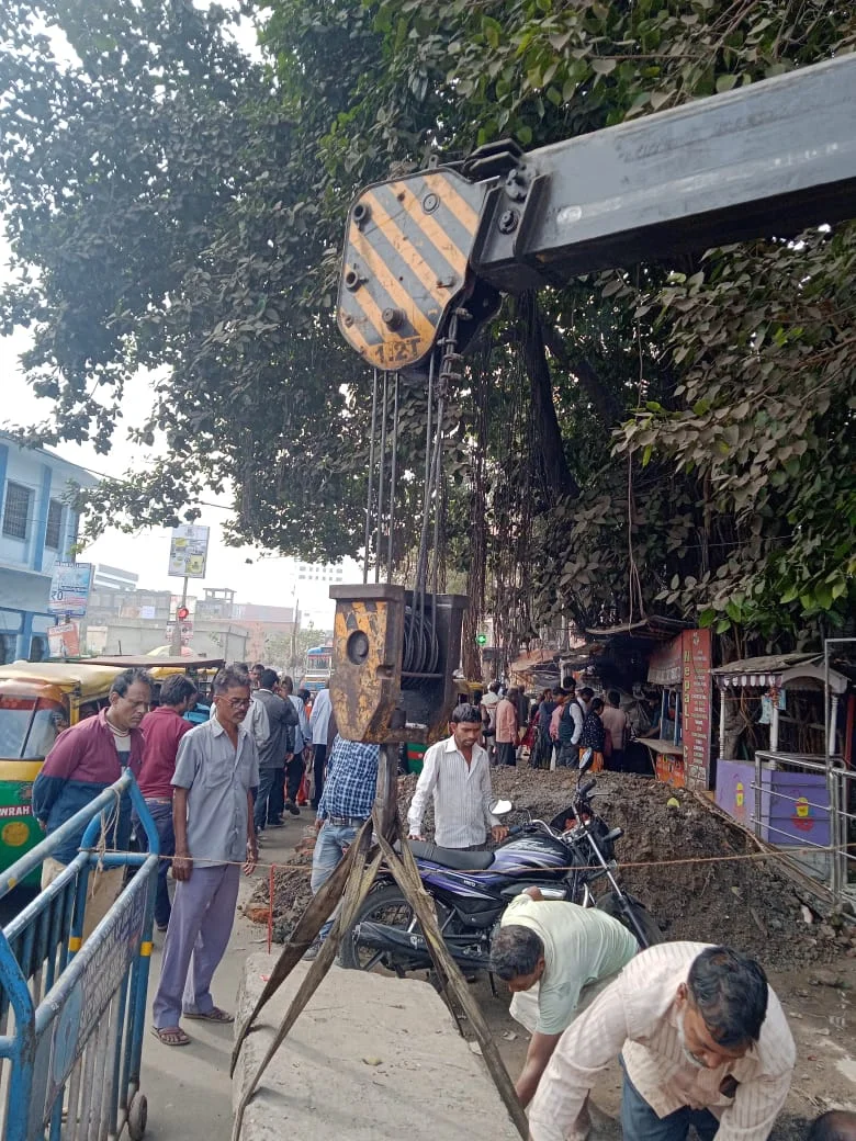 জল সরবরাহের সমস্যা মেটাতে মন্দিরতলা থেকে চলছে পাইপ লাইন পাতার কাজ