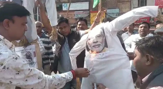 আদানি ইস্যুতে পথে নামলো কংগ্রেস, হাওড়ায় পোড়ানো হলো মোদির কুশপুতুল  