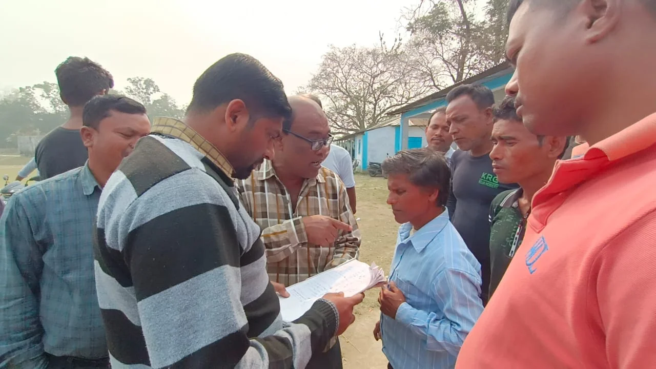 শিক্ষকদের দেরী করে আসা, মিড ডে মিলের কারচুপির অভিযোগ নিয়ে স্কুলে বিক্ষোভ স্থানীয়দের