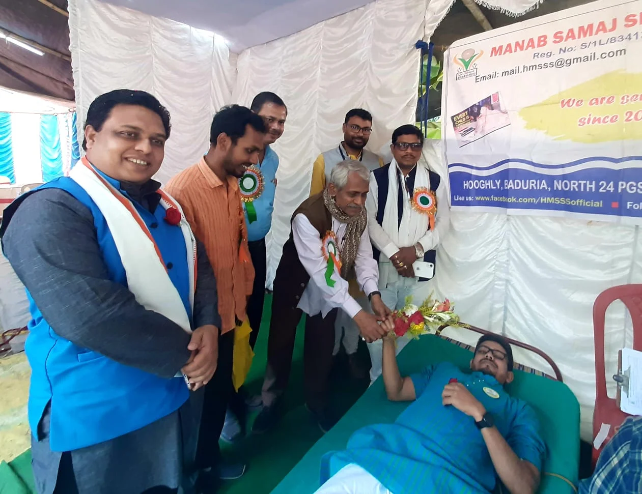 রক্তদানে ছাত্রদের উৎসাহিত করলেন শিক্ষক 