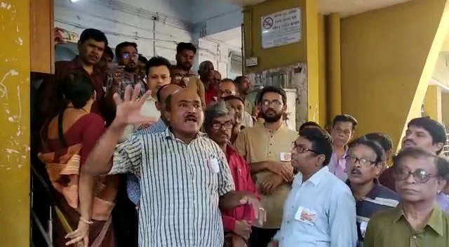 বকেয়া ডিএ'র দাবিতে কর্মবিরতি  হাওড়া আদালতেও