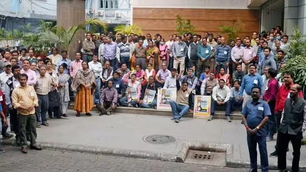 দুদিনের মধ্যে বকেয়া ডিএ না মিললে ভোটের কাজ বয়কট, কমিশনকে চিঠি দিলেন সরকারিকর্মীদের যৌথ মঞ্চ 