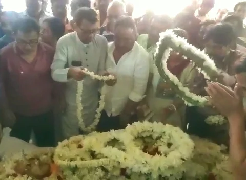 জটু লাহিড়ীকে শেষ শ্রদ্ধা জানালেন  বিজেপি নেতা শমীক ভট্টাচার্য