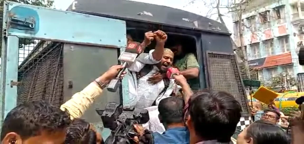 মাদ্রাসায় চাক‌রির দা‌বি‌তে বি‌ক্ষোভ, আটক ৩৩