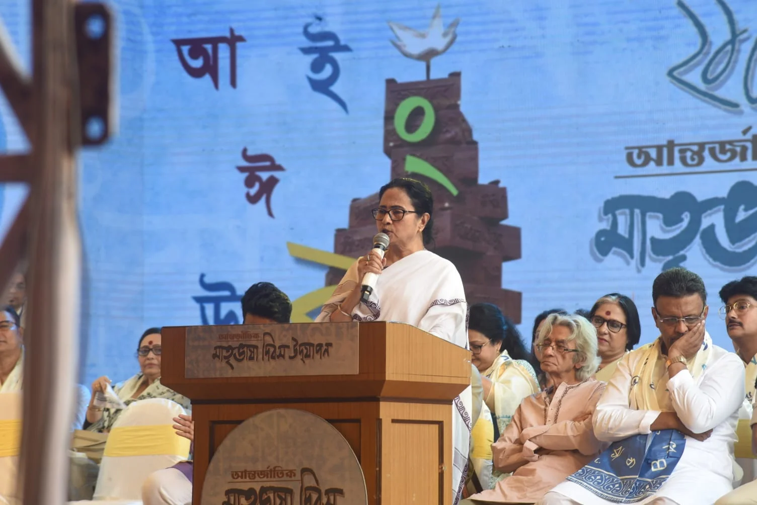 ‘আমি তো কাউকে আম্মা বলা থেকে আটকাতে পারি না’, আন্তর্জাতিক মাতৃভাষা দিবসে বার্তা মমতার