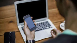 স্মার্টফোন ভিশন সিনড্রোম-এ ভুগছেন! সাবধান না হলে হারাতে পারেন দৃষ্টিশক্তি