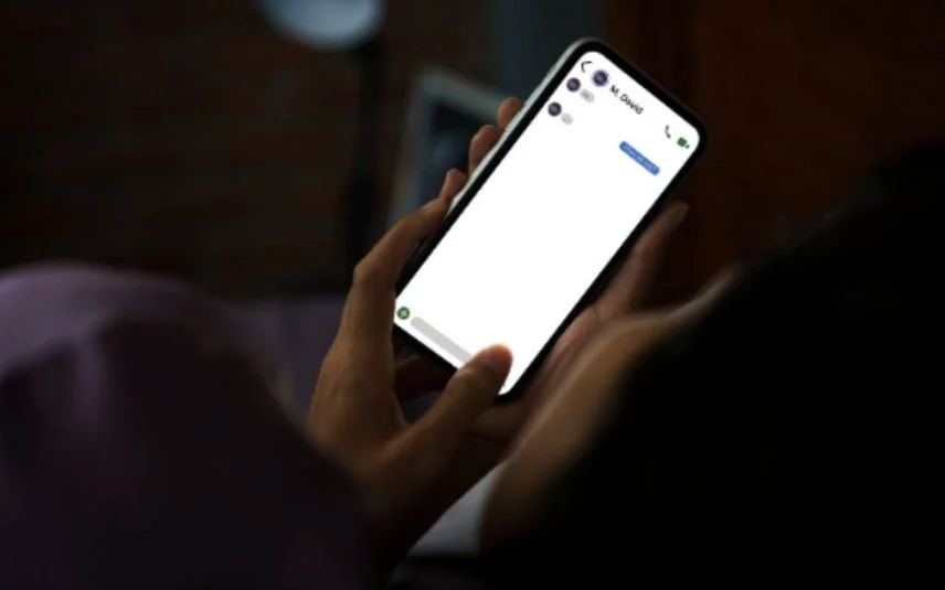 স্মার্টফোন ভিশন সিনড্রোম-এ ভুগছেন! সাবধান না হলে হারাতে পারেন দৃষ্টিশক্তি