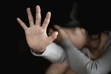 সাঁড়াশির ছ্যাঁকা সহ ছুরি দিয়ে কেটে দেওয়া হয়েছে জিভ, পালিত নাবালিকা কন্যাকে অকথ্য অত্যাচারে গ্রেফতার নার্স