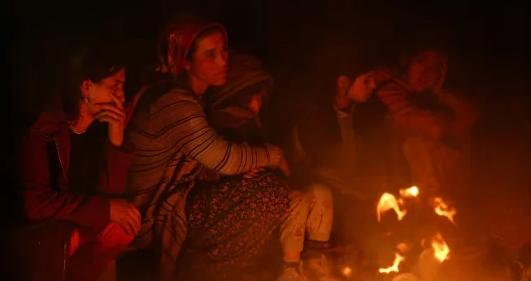 অন্ধকারে ডুবেছে তুরস্ক, রাতের অন্ধকারে কনকনে ঠান্ডায় খোলা আকাশের নীচে রাত কাটাচ্ছে ধনী থেকে গরিব