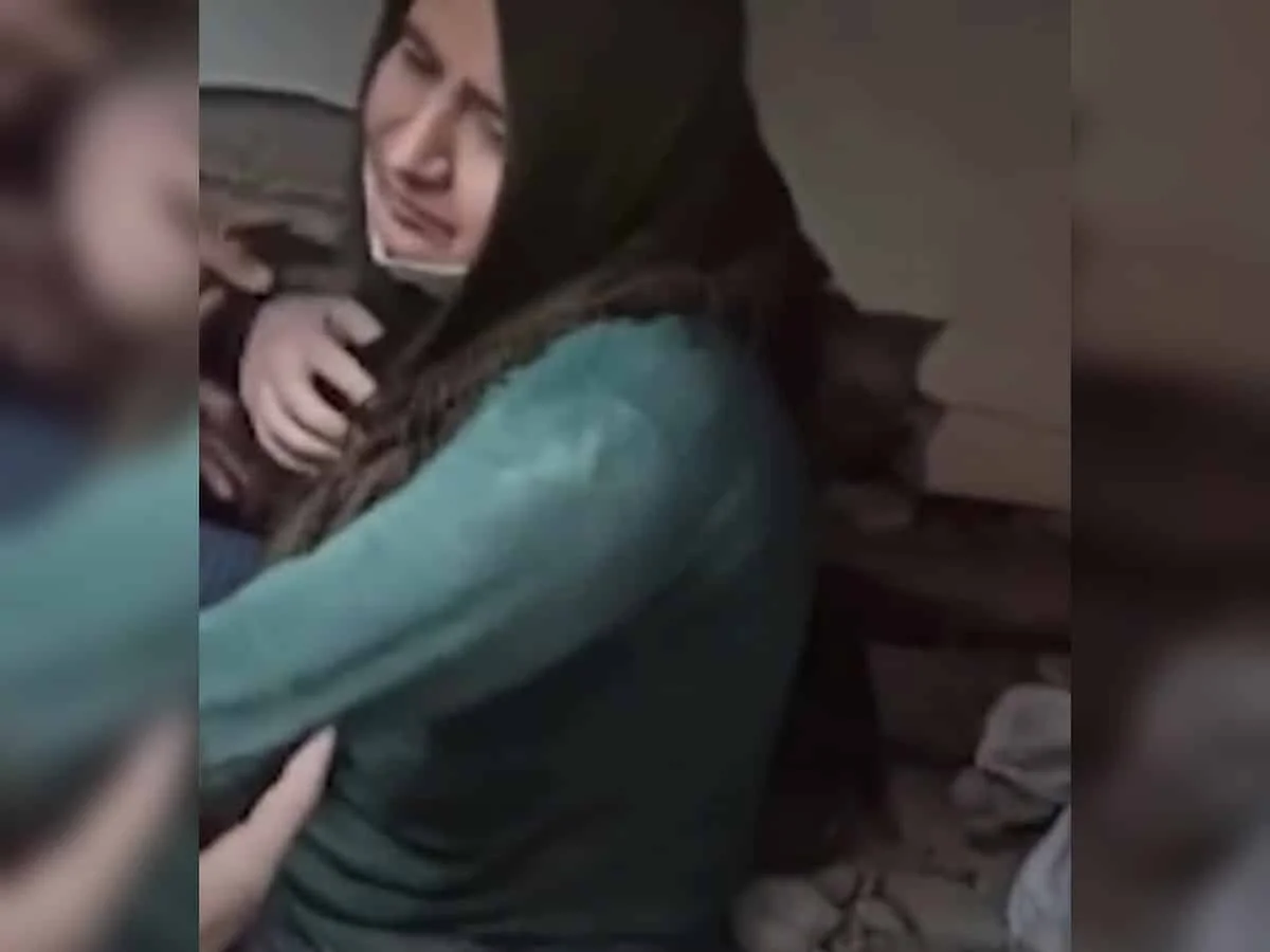 তুরস্ক ভূমিকম্প : ধ্বংসস্তূপ থেকে হিজাব ছাড়া বের হতে  অস্বীকার মহিলার      