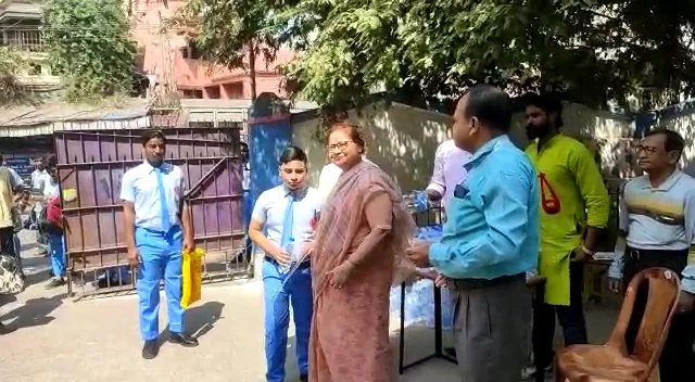 শুরু হল মাধ্যমিক, হাওড়ায় অসুস্থ পরীক্ষার্থী কে সুস্থ করে পরীক্ষাকেন্দ্রে পৌঁছে দিল পুলিশ