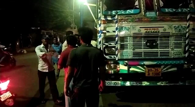 রাতের শহরে আবারও দুর্ঘটনা, হাওড়ায় মালবাহী লরি পিষে দিলো স্কুটি আরোহী যুবককে
