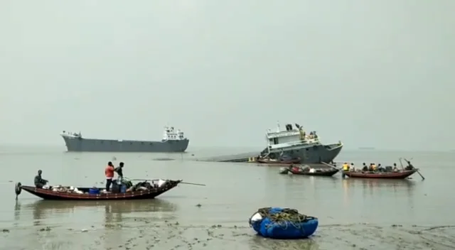মুখোমুখি ধাক্কা,হুগলি নদীতে ডুবে গেল ছাই বোঝাই বাংলাদেশী জাহাজ