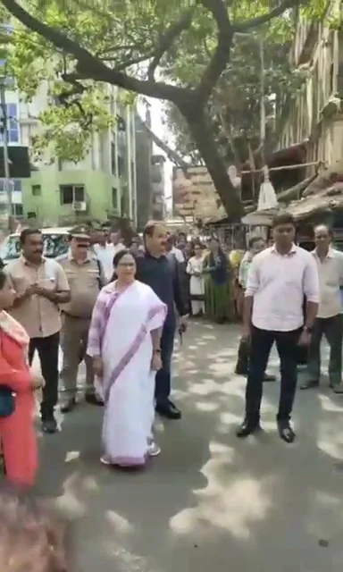 মানবিক মমতা: নবান্নে যাওয়ার পথে  থামলেন ভবানীপুর গার্লসে কথা বললেন  মাধ্যমিক পরীক্ষার্থীদের সঙ্গে