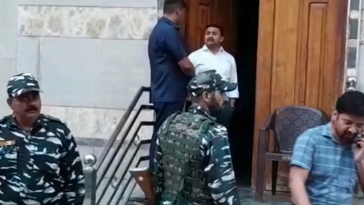 আলিগড়ে মাংস ব্যবসায়ীর উপর আইটি অভিযান অব্যাহত