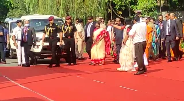 বেলুড় মঠে এলেন রাষ্ট্রপতি, স্বাগত জানালেন মন্ত্রী বীরবাঁহা হাঁসদা সহ অরূপ রায়