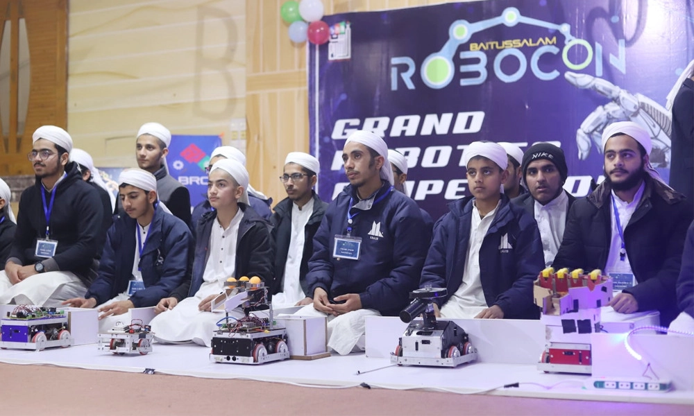 রোবট বানিয়ে চমক দিল পাক মাদরাসার শিক্ষার্থীরা