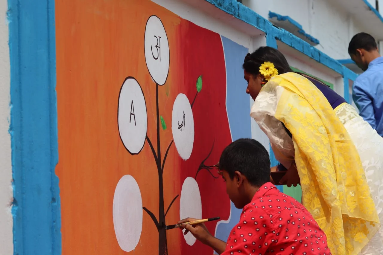      স্কুলকে রাঙিয়ে তুলে দৃশ্য দূষণের বিরুদ্ধে অভিনব প্রতিবাদ,  বসন্ত উৎসবের আগে রঙ খেলায় মাতলেন পড়ুয়ারা