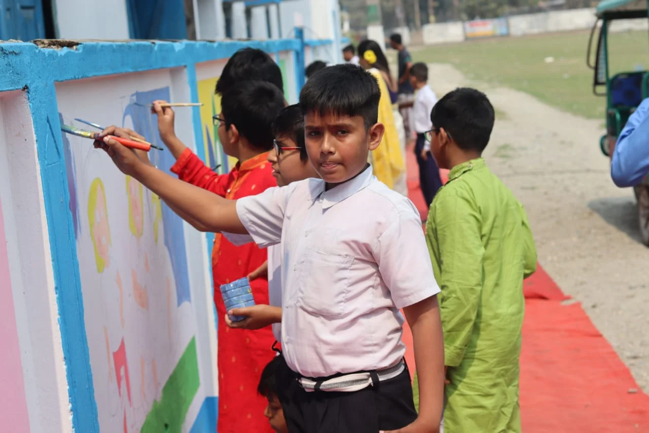      স্কুলকে রাঙিয়ে তুলে দৃশ্য দূষণের বিরুদ্ধে অভিনব প্রতিবাদ,  বসন্ত উৎসবের আগে রঙ খেলায় মাতলেন পড়ুয়ারা