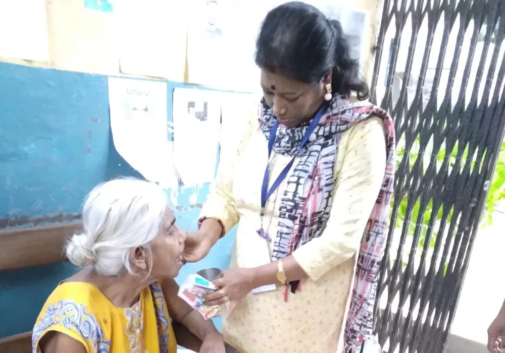 বাড়ি ফিরিয়ে দিলেও 'মধ্যমগ্রাম সৃষ্টির পথে'র উদ্যোগে আশ্রয় বৃদ্ধার