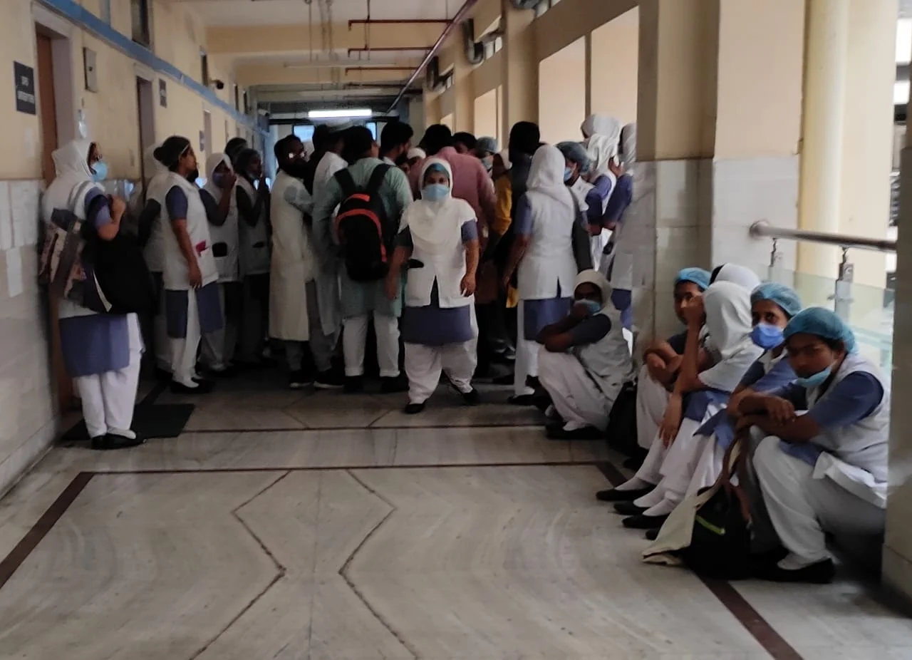 হিজাব পরার দায়ে 'অনুপস্থিত' ঘোষণা বেশকিছু পড়ুয়াকে, আলিয়ায় নার্সিং বিভাগে ছাত্রীদের অভিযোগ