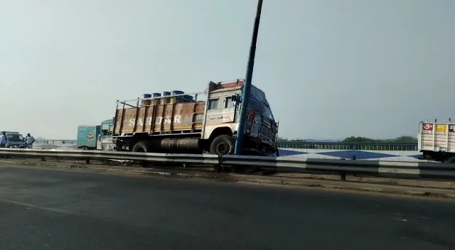ফের দুর্ঘটনা বিদ্যাসাগর সেতুতে, জখম লরির চালক