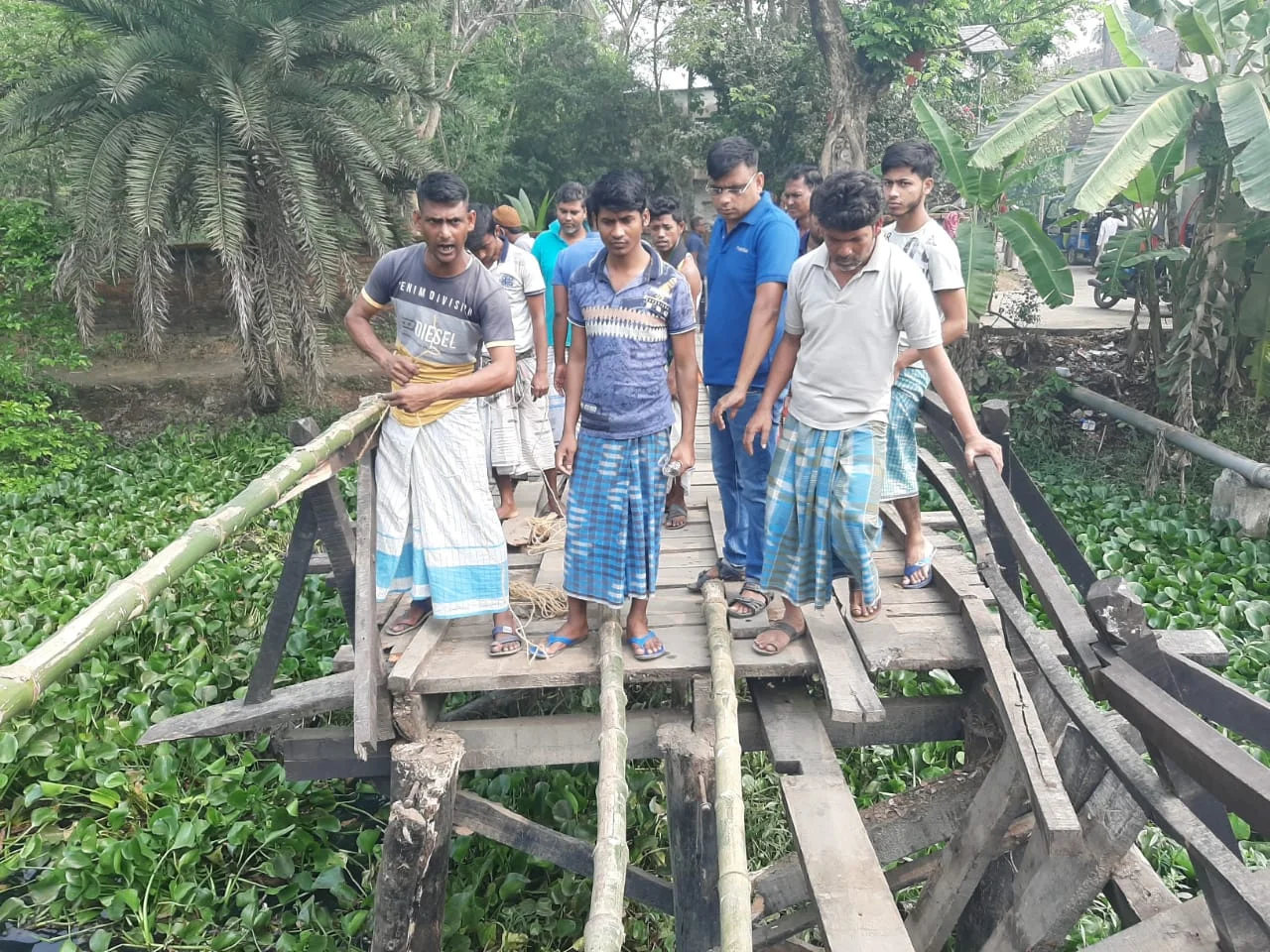 মগরাহাটের উত্তর বামনা গ্রামে সেতু ভেঙে বিপত্তি, বিপাকে উচ্চ মাধ্যমিকপরীক্ষার্থীরা