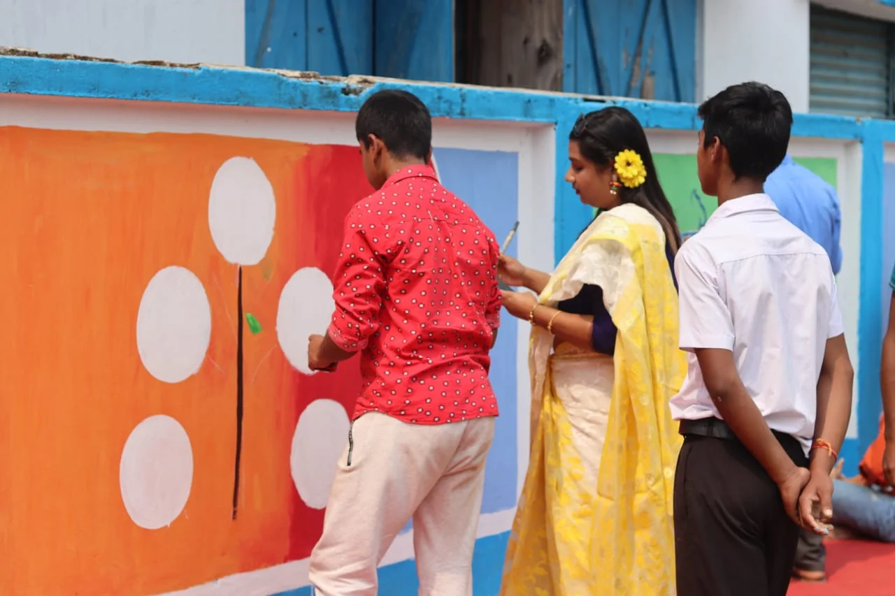      স্কুলকে রাঙিয়ে তুলে দৃশ্য দূষণের বিরুদ্ধে অভিনব প্রতিবাদ,  বসন্ত উৎসবের আগে রঙ খেলায় মাতলেন পড়ুয়ারা