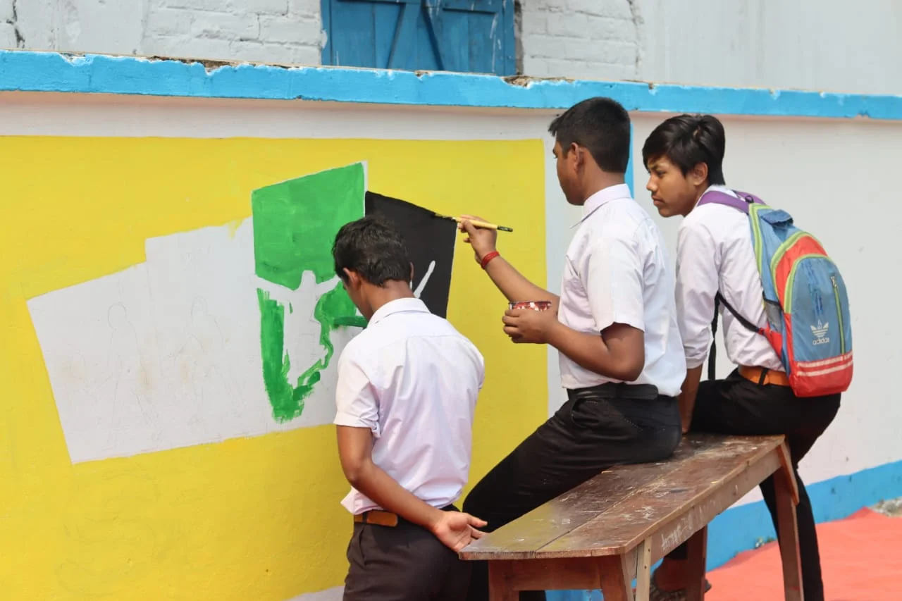      স্কুলকে রাঙিয়ে তুলে দৃশ্য দূষণের বিরুদ্ধে অভিনব প্রতিবাদ,  বসন্ত উৎসবের আগে রঙ খেলায় মাতলেন পড়ুয়ারা