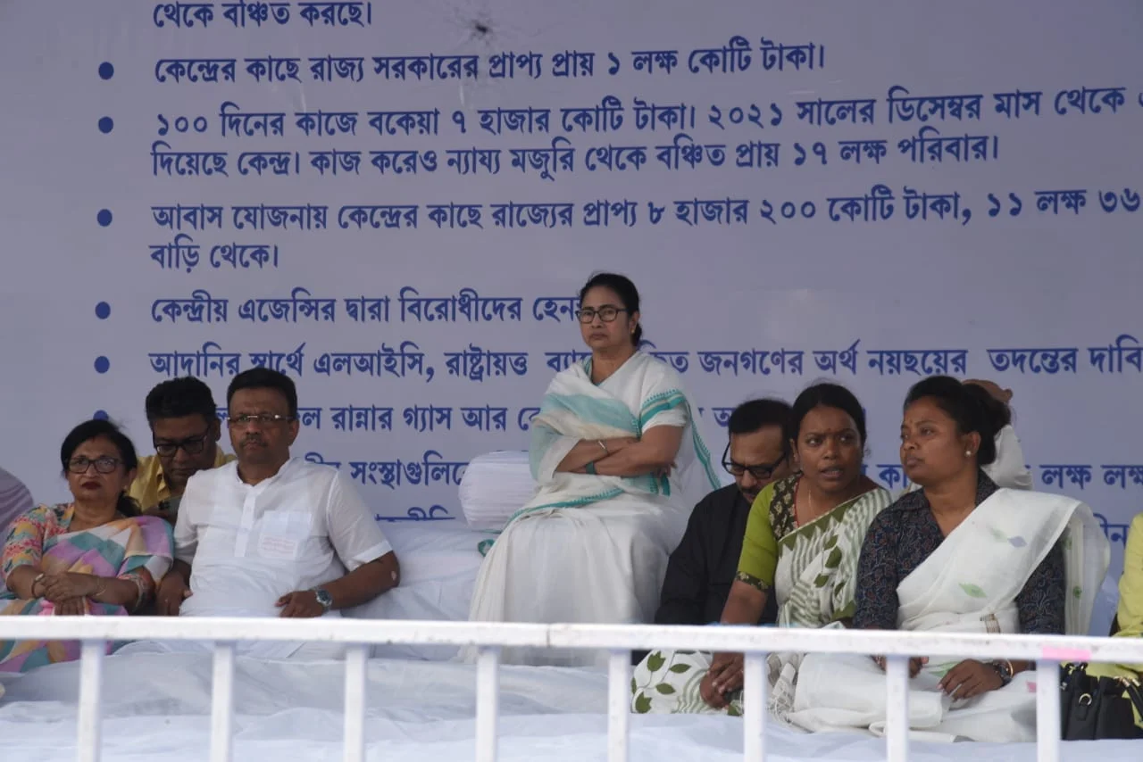 কেন্দ্রীয় বঞ্চনার প্রতিবাদে আম্বেদকরের মূর্তির সামনে ধরনায় মুখ্যমন্ত্রী