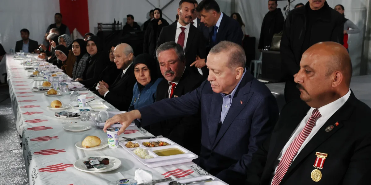 ভূমিকম্পে বেঁচে যাওয়াদের সঙ্গে রমযানের প্রথম দিন কাটালেন এরদোগান