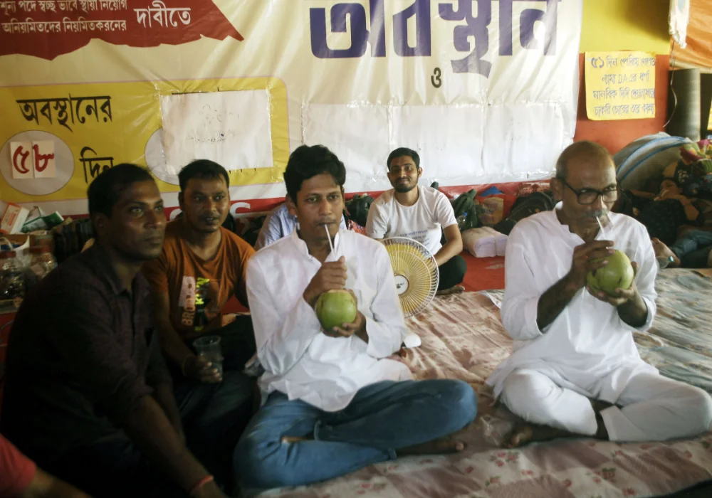 শারীরিক অসুস্থতা-সহ একাধিক কারণে ডিএ অনশন প্রত্যাহার