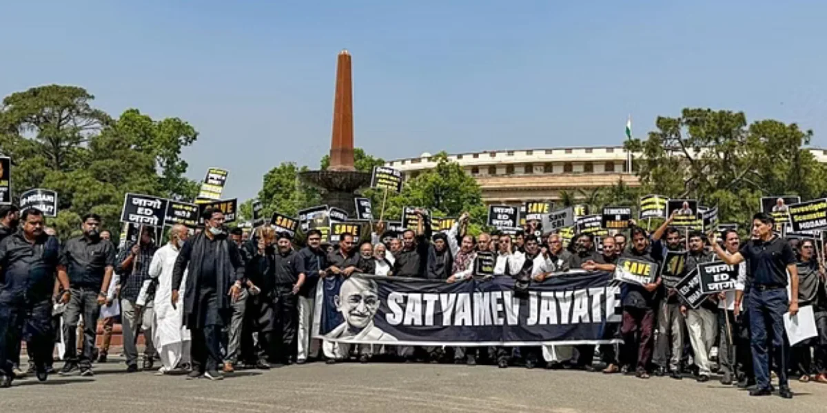 গণতন্ত্র বাঁচাও স্লোগান তুলে আদানি ও রাহুল ইস্যুতে দিল্লিতে কালো পোশাক পরে প্রতিবাদে কংগ্রেস, তৃণমূল সহ বিরোধী সাংসদেরা