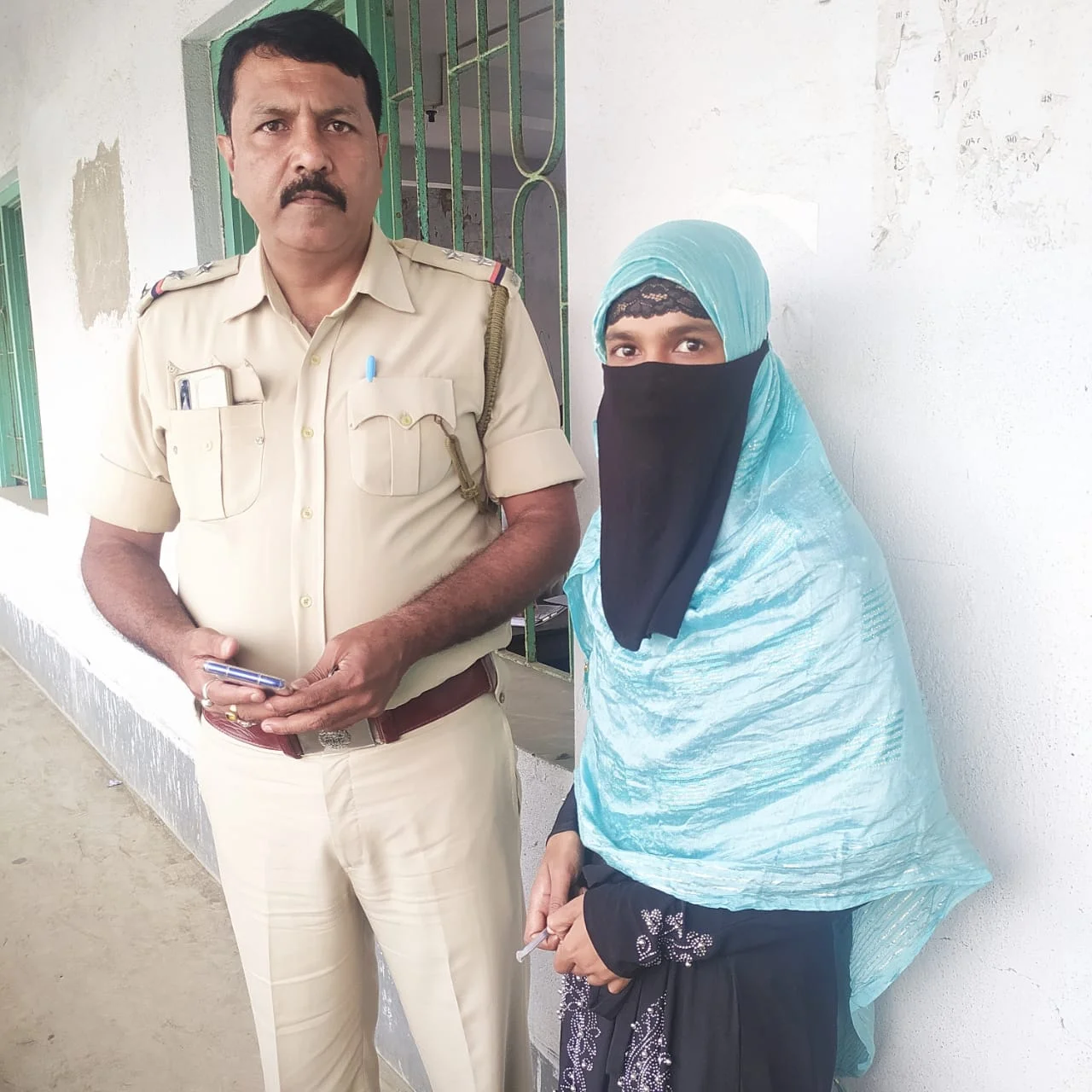 মানবিক পুলিশ: হাইমাদ্রাসা পরীক্ষার্থী কে নির্ধারিত সময়ে পরীক্ষাকেন্দ্রে পৌঁছে দিলেন ডায়মন্ডহারবার ওসি ট্রাফিক