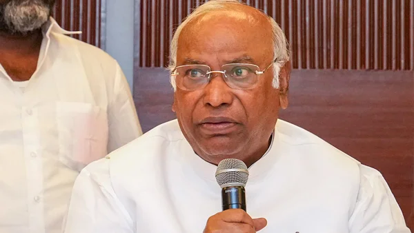 ইন্টারপোলের লাল তালিকা থেকে বাদ পলাতক মেহুলের নাম  বিজেপির জাতীয়তাকে কটাক্ষ খাড়গের