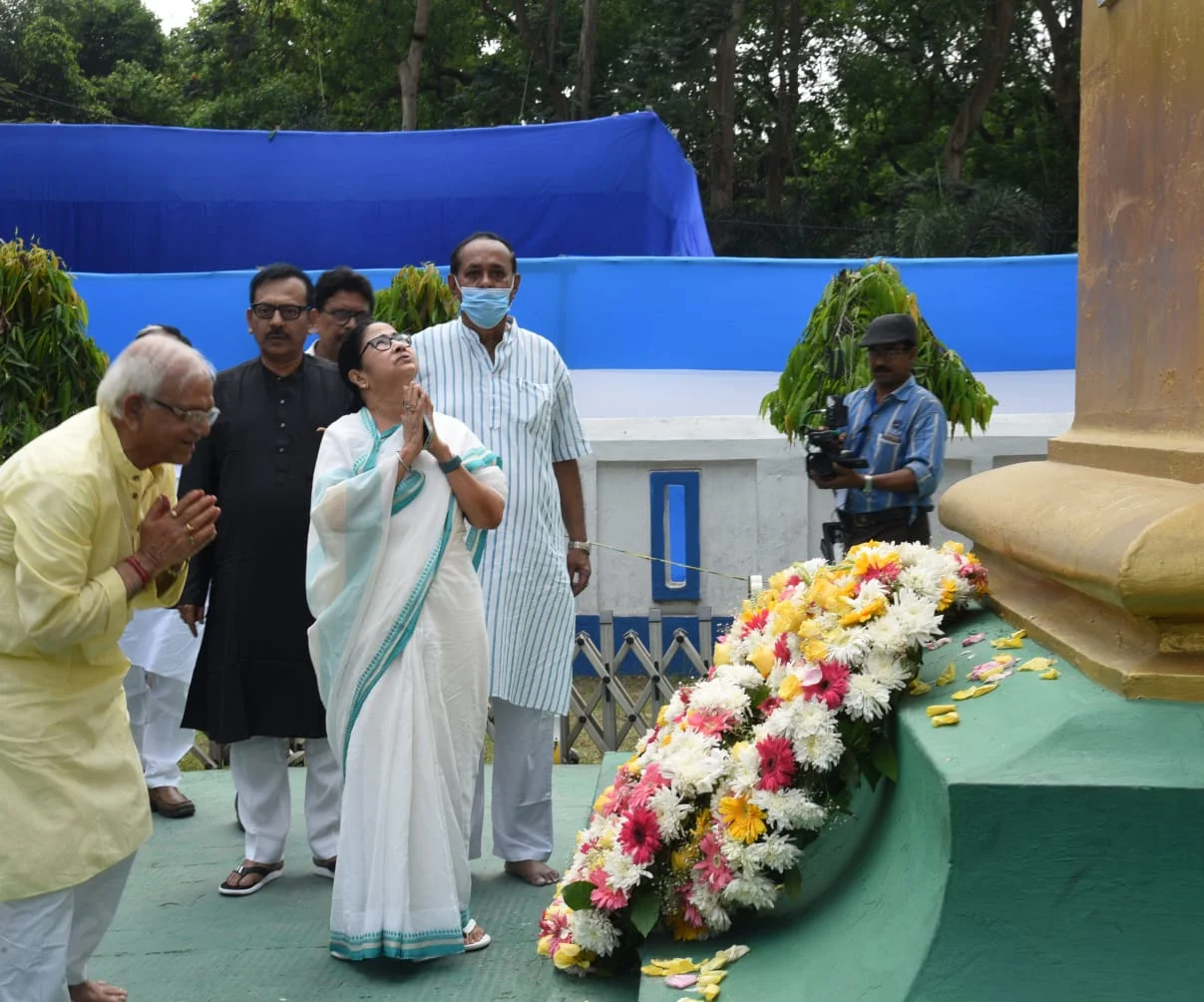 কেন্দ্রীয় বঞ্চনার প্রতিবাদে আম্বেদকরের মূর্তির সামনে ধরনায় মুখ্যমন্ত্রী