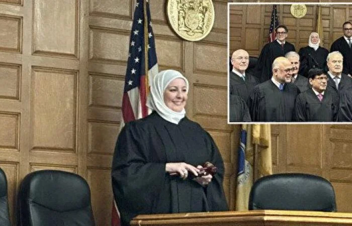 কুরআনে হাত রেখে শপথ নিলেন আমেরিকার প্রথম হিজাব পরিহিত বিচারক