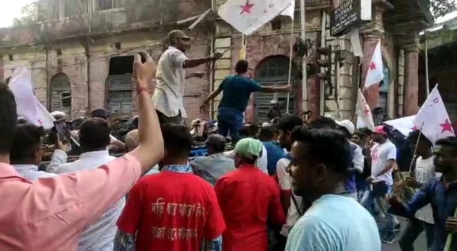 মীনাক্ষীর নেতৃত্বে বাম যুব সংগঠনের জেলা পরিষদ অভিযান হাওড়ায়  