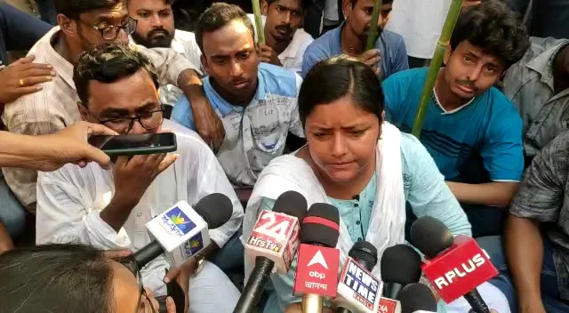 মীনাক্ষীর নেতৃত্বে বাম যুব সংগঠনের জেলা পরিষদ অভিযান হাওড়ায়  