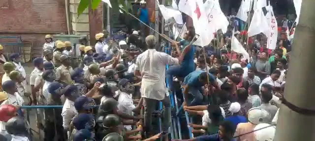 মীনাক্ষীর নেতৃত্বে বাম যুব সংগঠনের জেলা পরিষদ অভিযান হাওড়ায়  