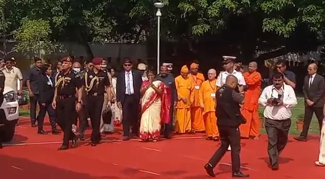 বেলুড় মঠে এলেন রাষ্ট্রপতি, স্বাগত জানালেন মন্ত্রী বীরবাঁহা হাঁসদা সহ অরূপ রায়