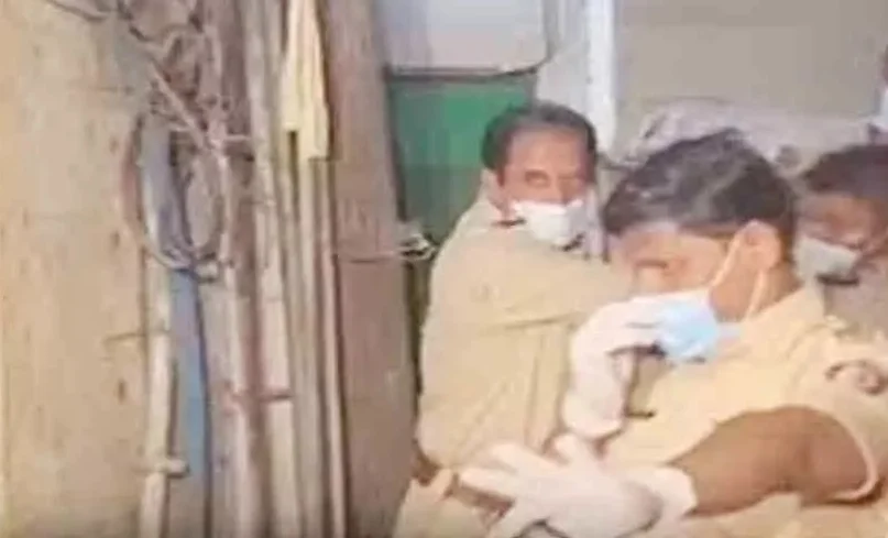 আলমারিতে প্লাস্টিকে মোড়া দেহ, ট্যাঙ্কে মিললো কাটা হাড় ও মাংস! মা খুনে গ্রেফতার মেয়ে