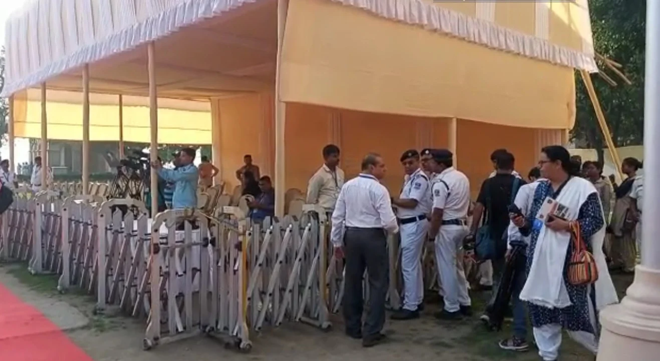 সড়ক পথেই বেলুড় মঠে এলেন রাষ্ট্রপতি মুর্মু,  কড়া নিরাপত্তায় হাওড়া, সকাল থেকেই যান নিয়ন্ত্রণ