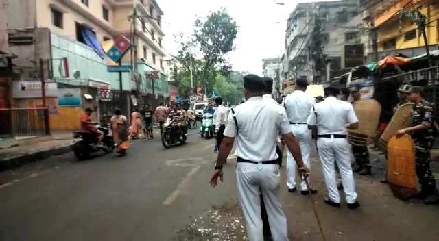 শিবপুরের পরিস্থিতি  প্রায় স্বাভাবিক, পুলিশের টহলদারি রাস্তায়