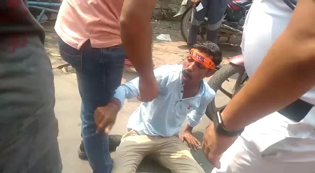 রামনবমীর মিছিল অন্য রুট দিয়ে ঘোরানোর প্রতিবাদে হাওড়ার বালিতে বিক্ষোভ